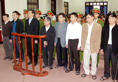 Former chairman of Vinashin Pham Thanh Binh (3rd, L) faces a possible 19-20 year prison sentence
