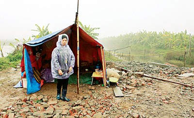SGGP photographed Doan Van Vuon’s wife and children living in a tent, after officials destroyed their house. 50 officials and 25 organisations now face disciplinary action for illegal involvement