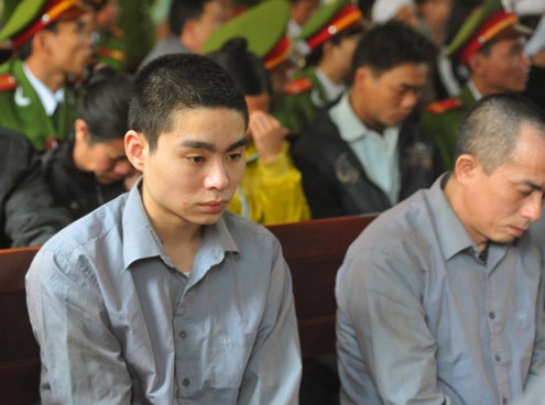 Le Van Luyen ( L) at the trial (Photo:VNExpress)