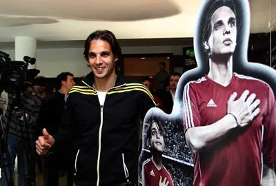 Nuno Gomes trong ngày ra mắt