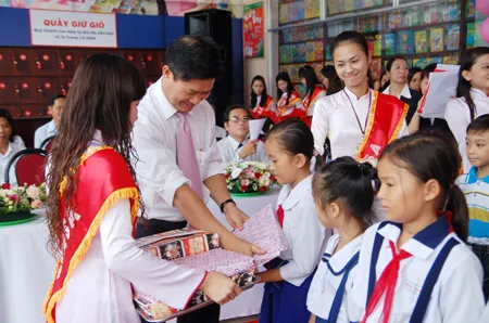 Trao tặng quà. học bổng cho thiếu nhi có hoàn cảnh khó khăn tại khu vực đặt các nhà sách là một hoạt động thường xuyên của Fahasa