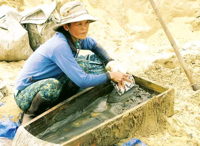 Người dân khai thác titan trái phép tại thôn Chánh Thiện, xã Cát Thành, huyện Phù Cát, tỉnh Bình Định.