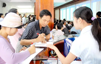 Nhà đầu tư đặt lệnh mua bán cổ phiếu tại Công ty chứng khoán SSI. Ảnh: CAO THĂNG