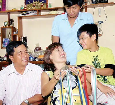 Gia đình hạnh phúc của HLV Nguyễn Kiều Oanh với chồng và 2 con trai.