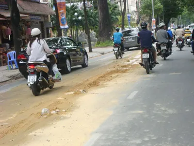 Xe tải chở đất cát làm bẩn đường phố