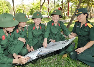 Đọc báo sau giờ tập luyện.