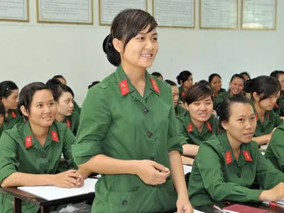 Nữ chiến sĩ Phạm Thị Diệu Linh trong lớp học. Ảnh: VIỆT DŨNG