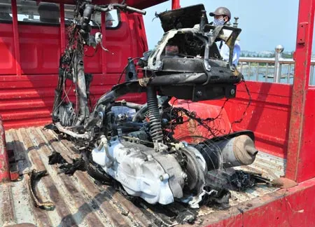 Đà Nẵng: Xe Atila đang chạy bốc cháy dữ dội