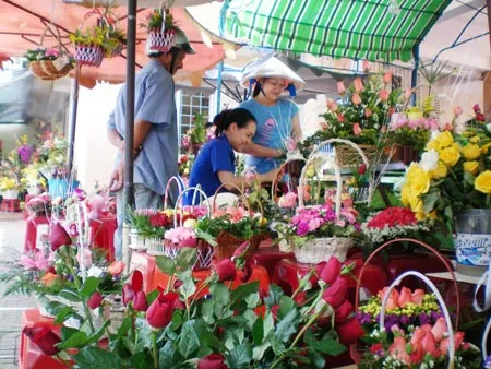 Cạnh chợ hoa tươi Hồ Thị Kỷ là khu chuyên doanh hoa tươi Nhà Văn hóa phường 1, quận 10. Tại đây, các đoàn viên UBND phường 1 tranh thủ bán hoa tươi quyên góp cho quỹ học bổng Nguyễn Thị Minh Khai năm học 2012-2013. Hiện giá bán tại đây có mềm hơn chút đỉnh so với những nơi khác