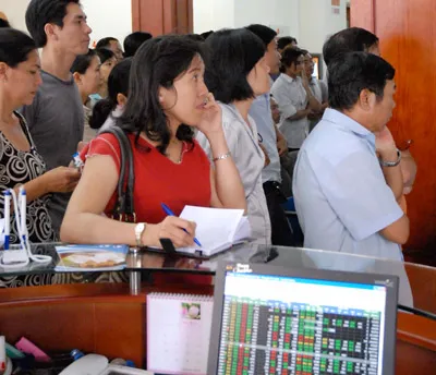 Các nhà đầu tư ào ạt trở lại khi VN Index tăng điểm. Ảnh: T. TÂM