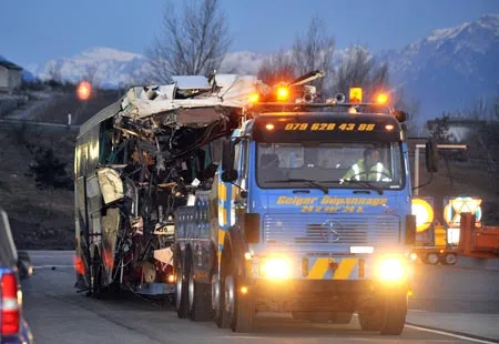 Chiếc xe buýt được kéo ra khỏi đường hầm. Ảnh: AFP