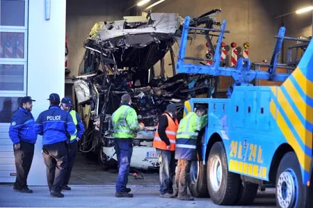 Khoảng 300 nhân viên cứu hộ đã được huy động đến hiện trường. Ảnh: AFP