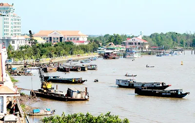 Thành phố Cần Thơ bên bờ sông Hậu. Ảnh: THÁI BẰNG