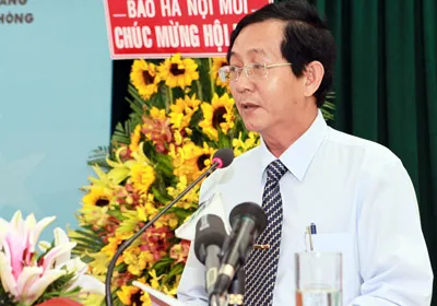 Đồng chí Huỳnh Quốc Hoàng - Tổng Biên tập báo Cần Thơ đọc tham luận tại hội thảo. Ảnh: TRẦN THANH