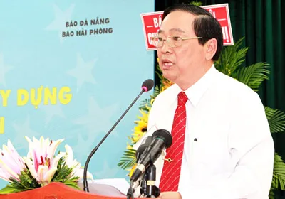 Đồng chí Mai Đức Lộc - Tổng Biên tập báo Đà Nẵng đọc tham luận tại hội thảo. Ảnh: TRẦN THANH