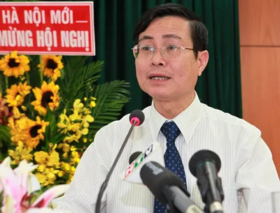 Đồng chí Hoàng Đình Thi - Phó Tổng Biên tập báo Hải Phòng đọc tham luận tại hội thảo. Ảnh: TRẦN THANH