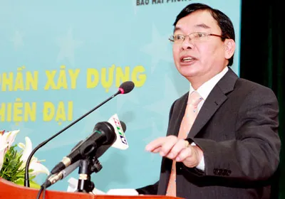 Đồng chí Lê Tiền Tuyến - Phó Tổng Biên tập đọc tham luận tại hội thảo. Ảnh: TRẦN THANH