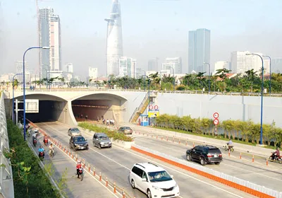 Miệng hầm vượt sông Sài Gòn phía quận 2, TPHCM. Ảnh: Cao Thăng