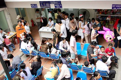 Chen chúc chờ khám bệnh tại Bệnh viện Nhi Trung ương (Hà Nội). Ảnh: Q.KHÁNH