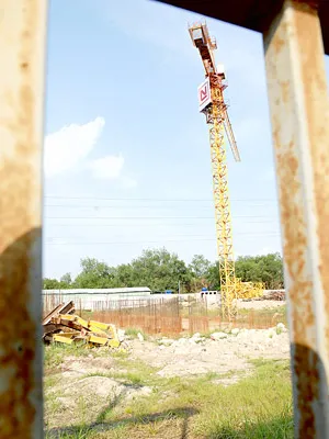 Không khí vắng vẻ tại một dự án ở huyện Nhà Bè sau khi đã làm phần móng. Ảnh: Kim Ngân