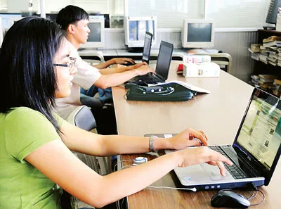 Học phí luôn là vấn đề “hóc búa” đối với nhiều sinh viên. Trong ảnh: SV ĐH Y Dược TPHCM tra cứu tài liệu học tập. Ảnh: MAI HẢI