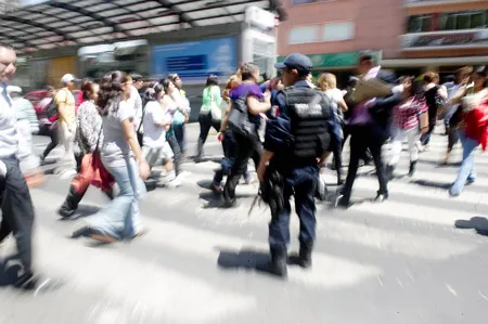 Người dân hoảng loạn chạy ra đường. Ảnh: AFP