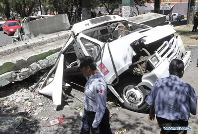 Cầu vượt sập đè xe hơi trong khu vực động đất