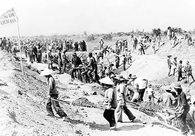 Thanh niên xung phong thi công công trình kênh tưới Ba Gia.