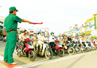 Thanh niên xung phong tham gia giữ gìn trật tự an toàn giao thông tại TPHCM. (Ảnh do Lực lượng TNXP TPHCM cung cấp)