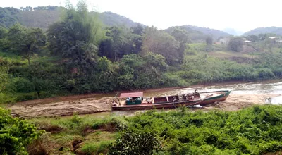 Khối đất khổng lồ chặn ngang sông Đồng Nai. Ảnh: Bá Thịnh