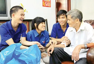 Đội công tác xã hội thanh niên TPHCM thăm hỏi người già neo đơn tại Trung tâm dưỡng lão Thị Nghè nhân dịp tết 2012. Ảnh: VIỆT DŨNG