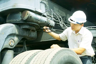 Kỹ sư cơ khí, Bí thư Đoàn Thanh niên Công ty TNHH MTV Cảng Bến Nghé Nguyễn Hoàng Minh vừa được Thành Đoàn TPHCM trao giải Nguyễn Văn Trỗi. Ảnh: THANH VŨ