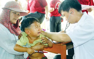 Bác sĩ Phùng Gia Khánh, đoàn viên Bệnh viện Đa khoa Sài Gòn, khám bệnh đồng bào nghèo Campuchia. Ảnh: THANH VŨ