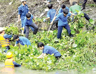 Dọn vệ sinh tại rạch Môn, quận Thủ Đức. Ảnh: VIỆT DŨNG
