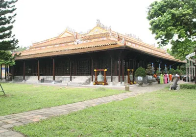 Điện Long An vừa được trùng tu