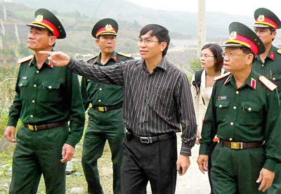 Thiếu tướng Nguyễn Quy Nhơn, Phó Tư lệnh Quân khu 5 (bìa phải) đi kiểm tra tại đập thủy điện Sông Tranh 2.