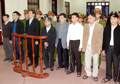 Các bị cáo đứng trước vành móng ngựa.