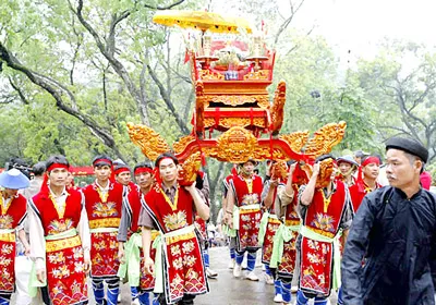 Rước kiệu trong lễ giỗ Tổ các vua Hùng. Ảnh: Hồng Vinh