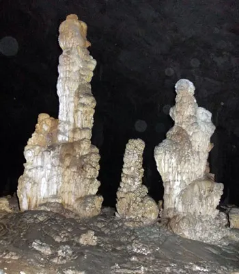 Cụm thạch nhũ trông như tượng Phúc - Lộc - Thọ.