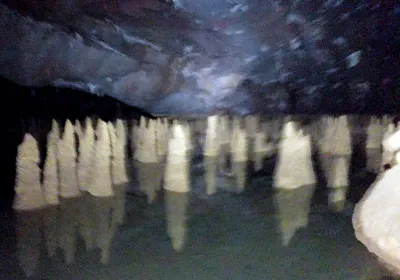 Thạch nhũ đều tăm tắp như những quân cờ trong hang Vả.