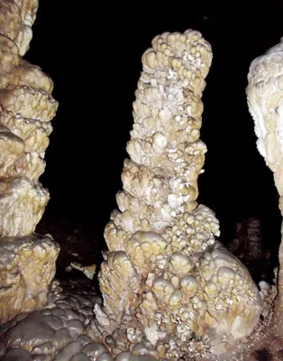 Cột thạch nhũ xếp lớp một cách kỳ lạ.