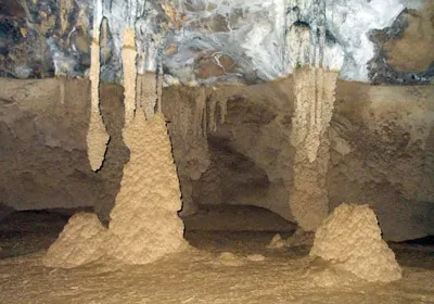 Vào mùa lũ, nước lên cao làm thạch nhũ trong hang Vả nhuốm màu phù sa.