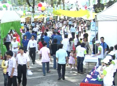 Hàng ngàn người tham gia Ngày hội tái chế chất thải TPHCM năm 2012 ảnh 4