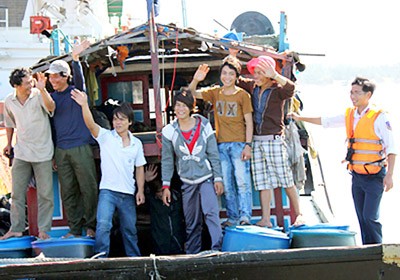 Relatives were glad to see the safe return of 11 fishermen in Quang Ngai Province (Photo: SGGP)