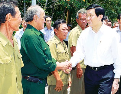 President Sang (R) meets with people of Dat Mui Commune in Ngoc Hien District