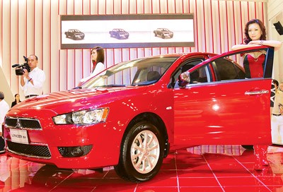 Car exhibition in Ho Chi Minh City. The retail customer is saddled with endless number of overhead costs while buying a car (Photo: SGGP)