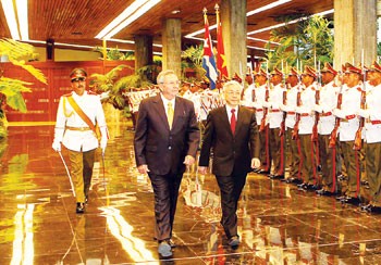 Party General Secreatary Nguyen Phu Trong and President of Cuba Raul Castro Ruz review the Guards of Honor in Cuba on April 10, 2012.
