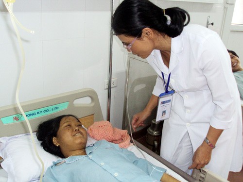 Pham Thi An, 20, in Reu village, Ba Đien commune, Ba To District is recovering ( Photo: Thanh nien)