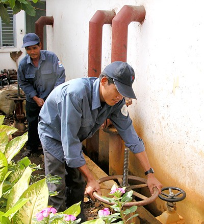 Workers operating a valve in a water plant in Binh Chanh District in HCMC (Photo: SGGP)