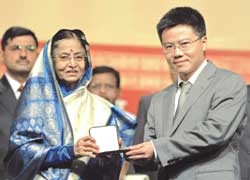 Ngo Bao Chau receive the Fields Medal from Indian President Partibha Patil in Hyderabad, India. — AFP/VNA/VNS Photo